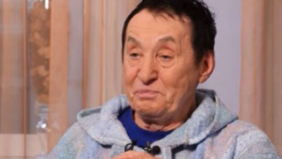 Левко Дурко розпочав кар'єру артиста 1989 року, виконавши пісню "Їду в Югославію"