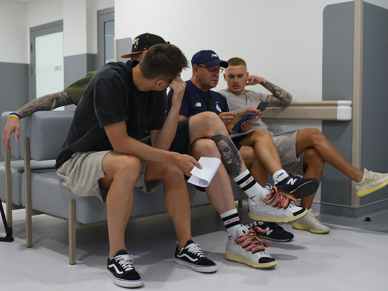 Футболісти почали проходити медогляди перед поновленням тренувань