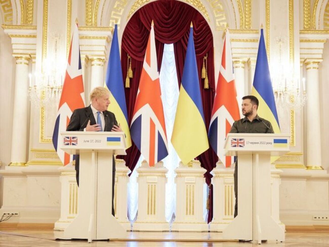 Великобританія хоче "забезпечити Україні стратегічну витривалість", зазначив під час спільного брифінгу із Зеленським Джонсон (ліворуч)