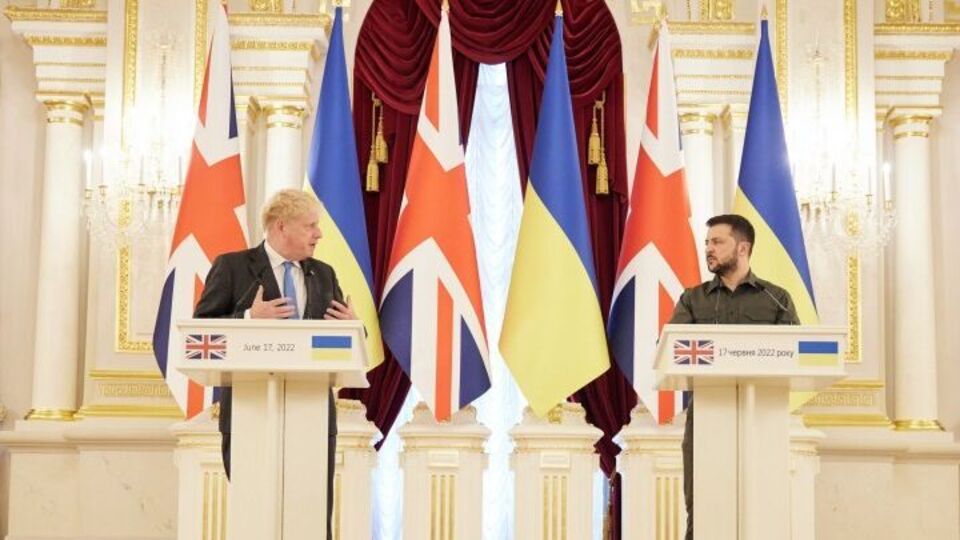 Великобританія хоче "забезпечити Україні стратегічну витривалість", зазначив під час спільного брифінгу із Зеленським Джонсон (ліворуч)