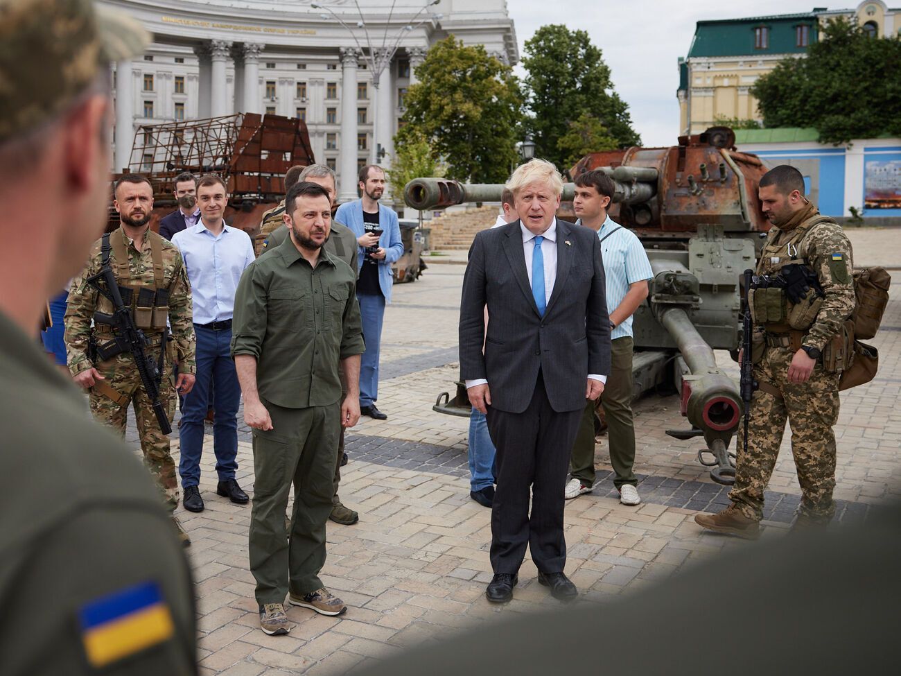 Зеленский и Джонсон посетили выставку уничтоженной военной техники оккупантов на Михайловской площади в Киеве