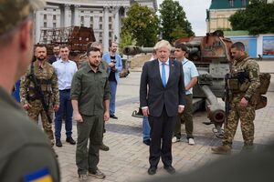 Зеленський і Джонсон відвідали виставку знищеної військової техніки окупантів на Михайлівській площі у Києві