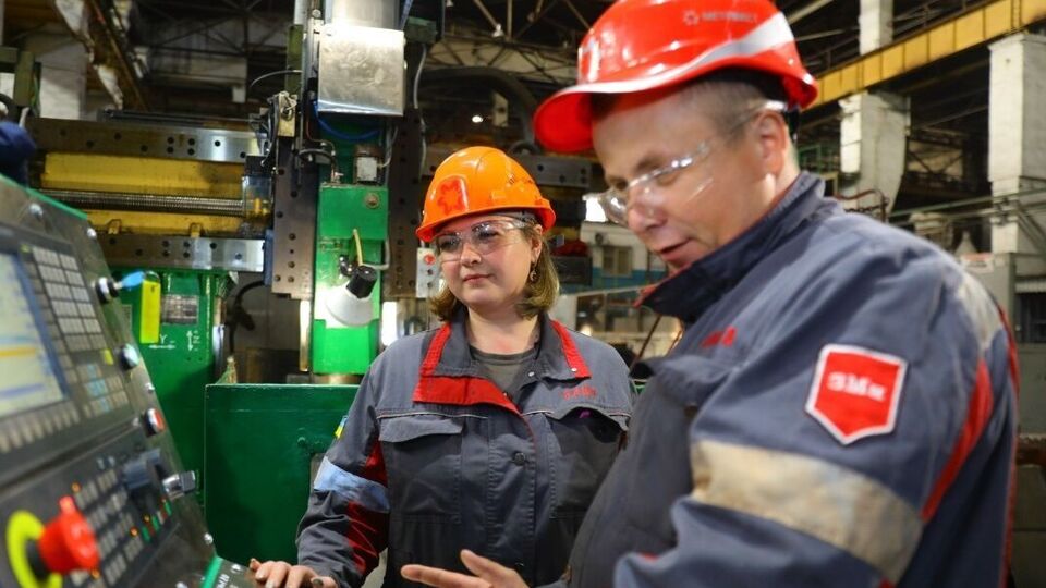 Компания продолжает выплачивать две трети оклада мариупольским сотрудникам, которые эвакуировались на подконтрольную Украине территорию и зарегистрировались в центрах карьеры "Метинвест"