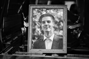 У Києві попрощалися із загиблим на війні активістом Ратушним. Фоторепортаж