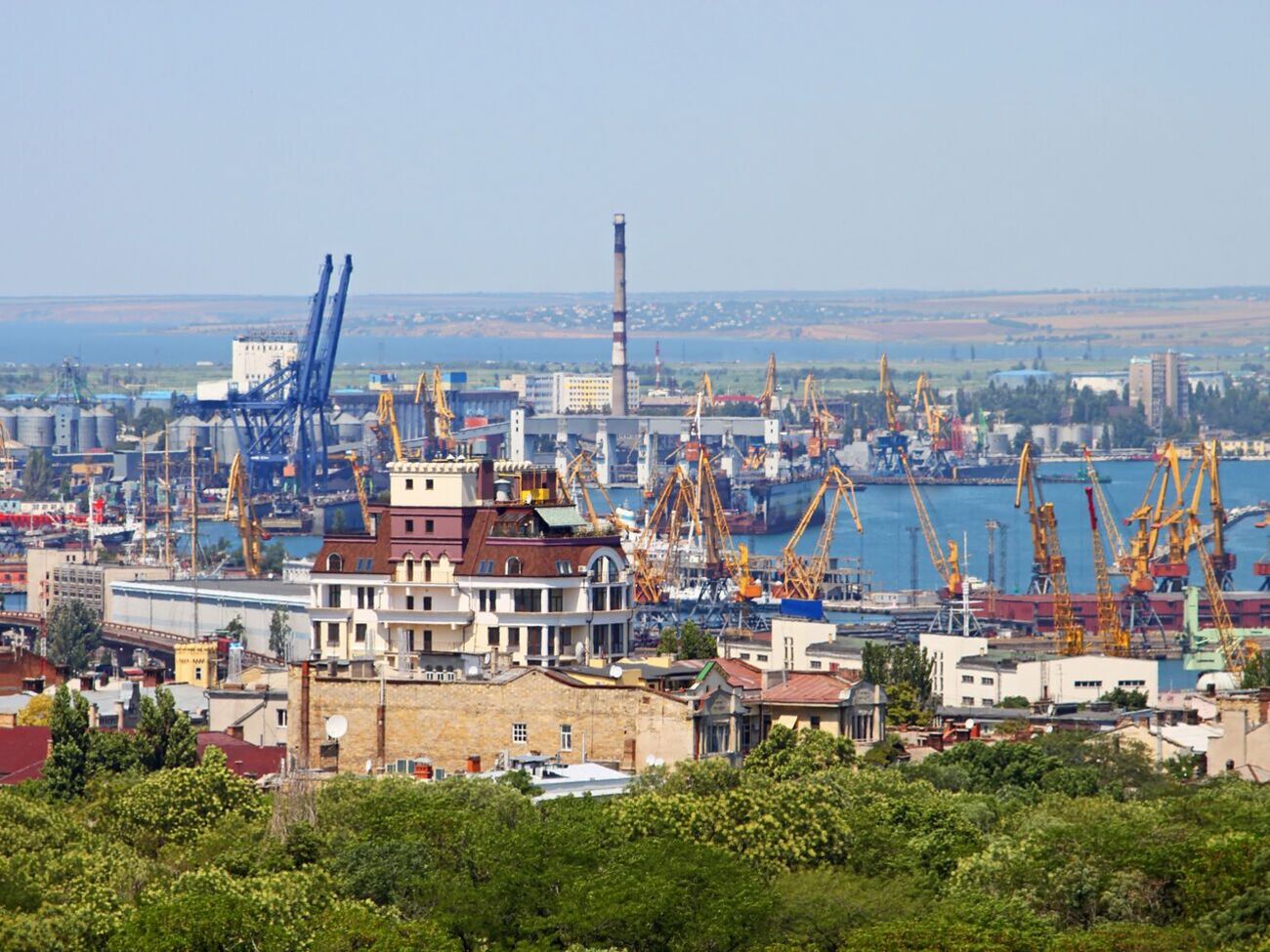 У портах Одеської області заблоковано 39 іноземних цивільних суден, повідомив Марченко