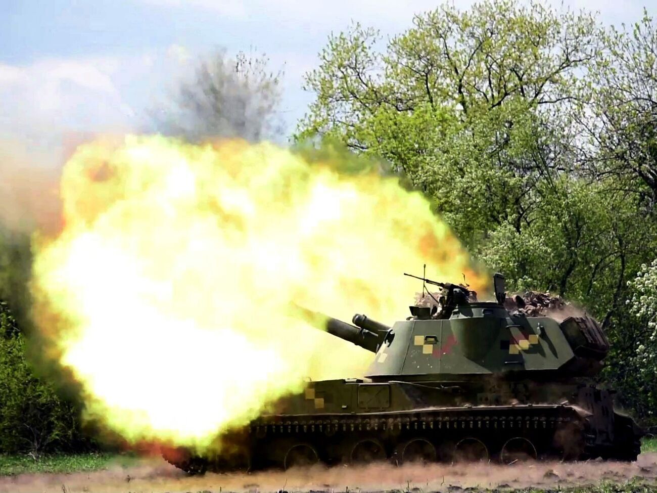 Українські військові успішно відбили кілька штурмів ворога, бої тривають