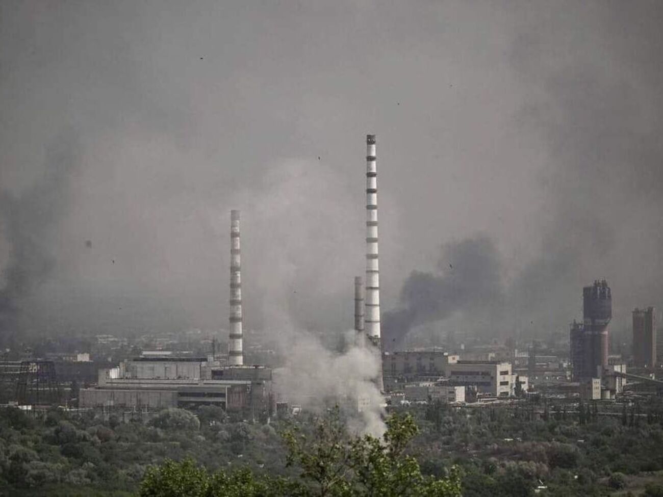 Россияне продолжают обстреливать и разрушать города Донбасса