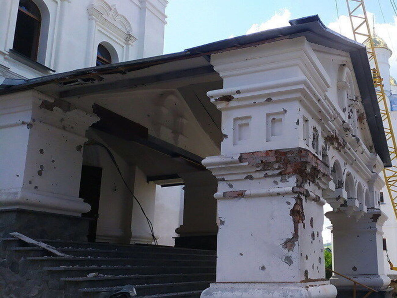 Святогорск, лавру и село рядом с ним уже неоднократно бомбили и обстреливали