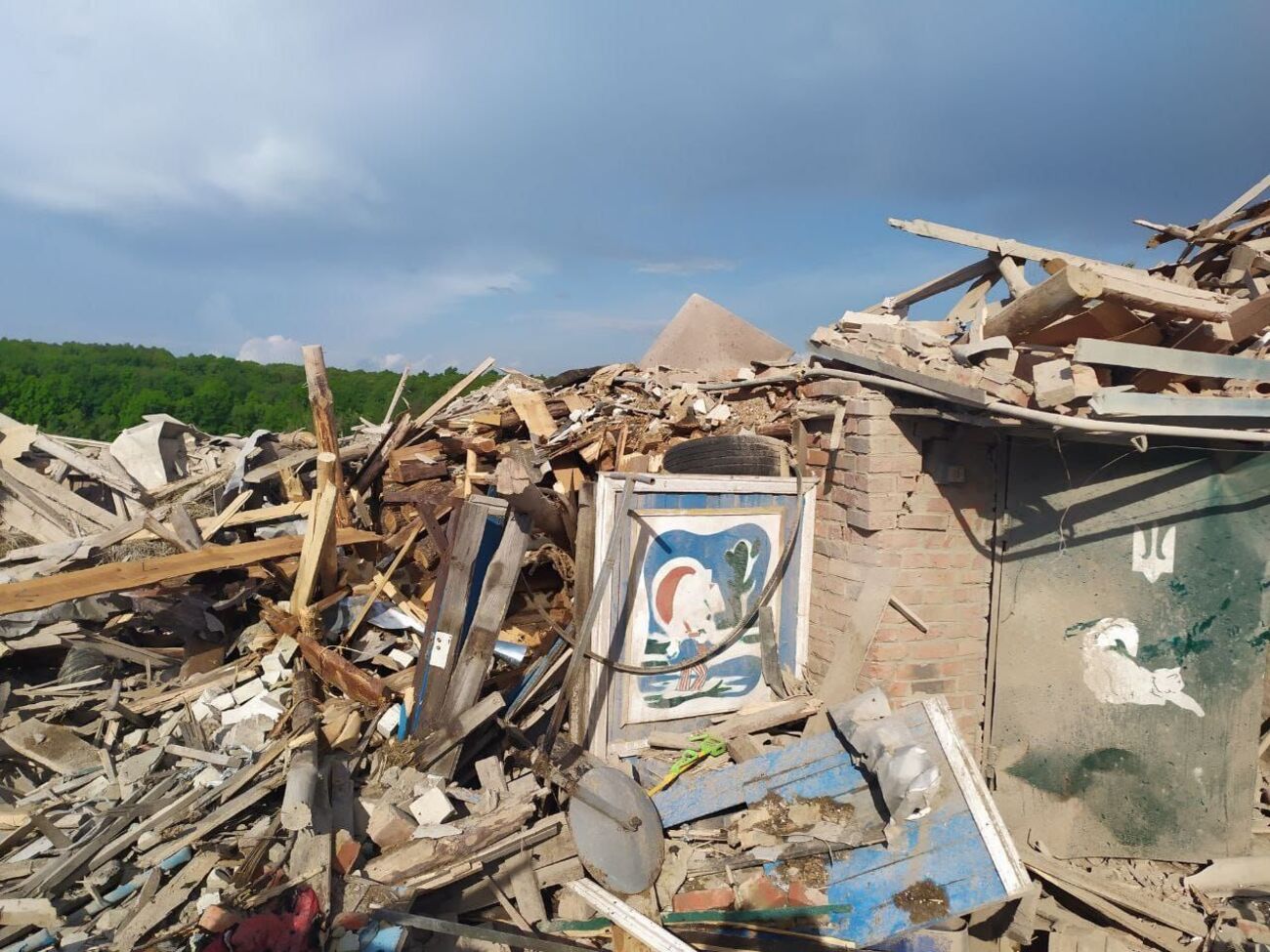 Один будинок зруйновано вщент прямим влученням ракети, в інших &ndash; значні руйнування