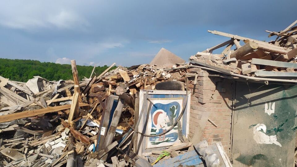 Один будинок зруйновано вщент прямим влученням ракети, в інших – значні руйнування