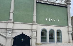 Дворец построил украинский меценат Ханенко