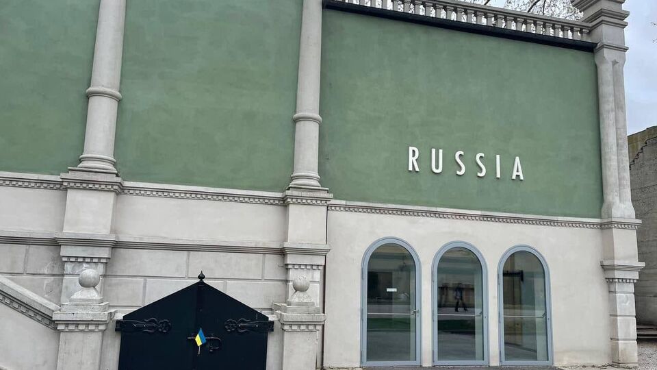 Дворец построил украинский меценат Ханенко