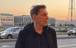 Все эти Макроны ошибаются, считая, что Путина можно умиротворить, дав ему отгрызть кусок Украины. Они очень плохо знают психиатрию