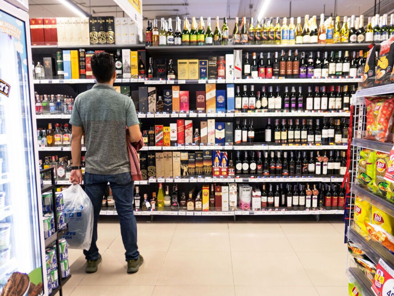 Покупать алкоголь в магазинах теперь можно до 19.00