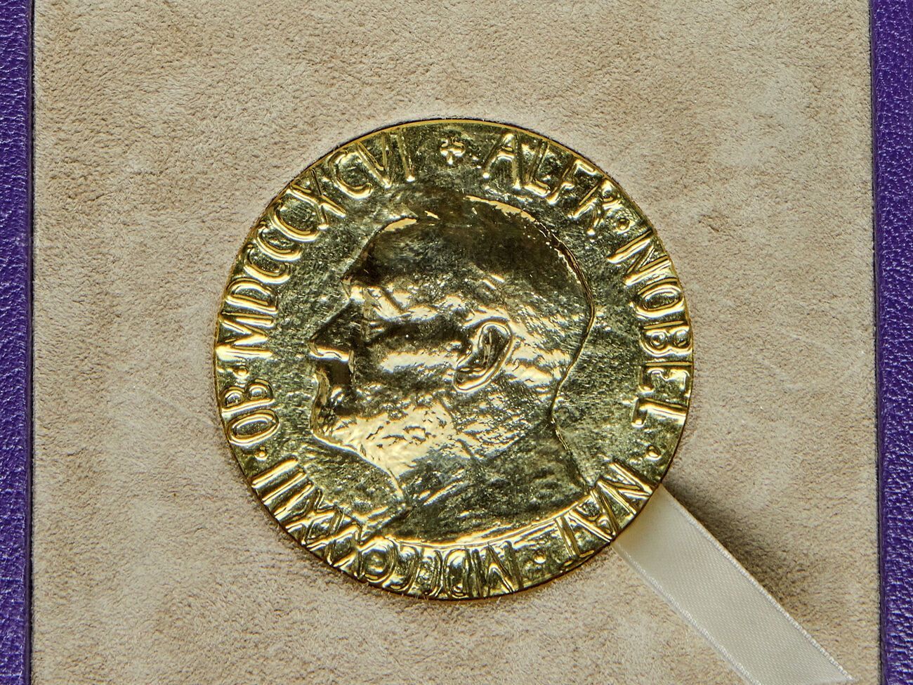 Муратов оголосив, що продасть медаль, 22 березня