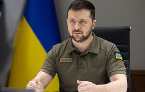 Зеленский: Сейчас одна из мотиваций для объединения наших людей и веры в то, что Европа действительно считает нас равными, – кандидатство в члены ЕС. У нас не так много мотиваций для единства