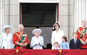 Елизавета II вместе с членами королевской семьи наблюдала за авиашоу в свою честь