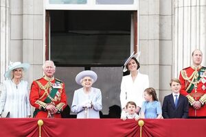 Елизавета II вместе с членами королевской семьи наблюдала за авиашоу в свою честь