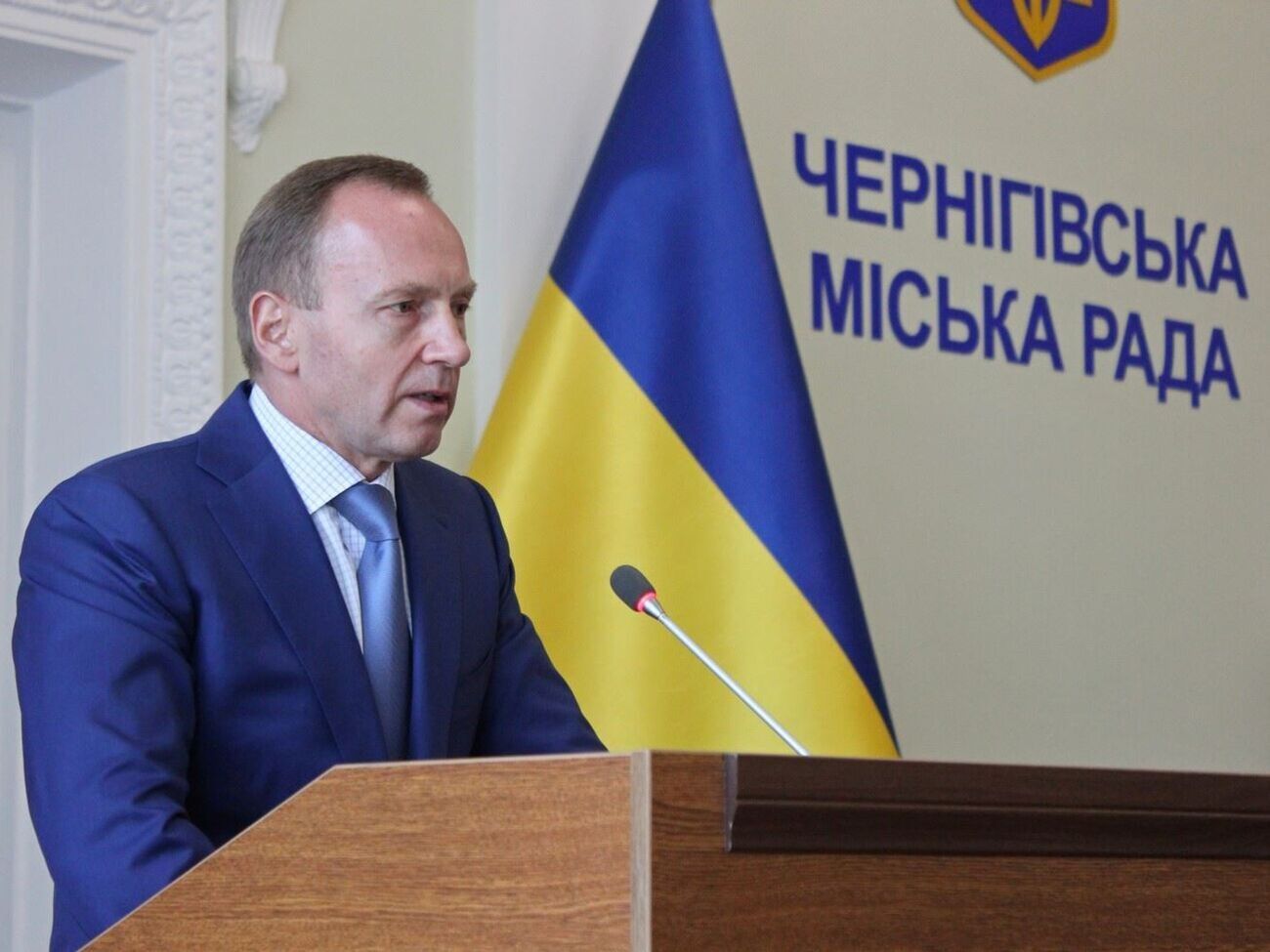 Атрошенко рассказал, что в делегации было четыре человека, но вопросы у таможенного инспектора возникли якобы только к его документам