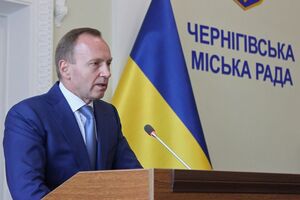 Атрошенко розповів, що в делегації було чотири особи, але питання в митного інспектора виникли нібито лише до його документів