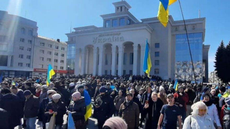Украинцы неоднократно выходили на массовые митинги в оккупированном Херсоне