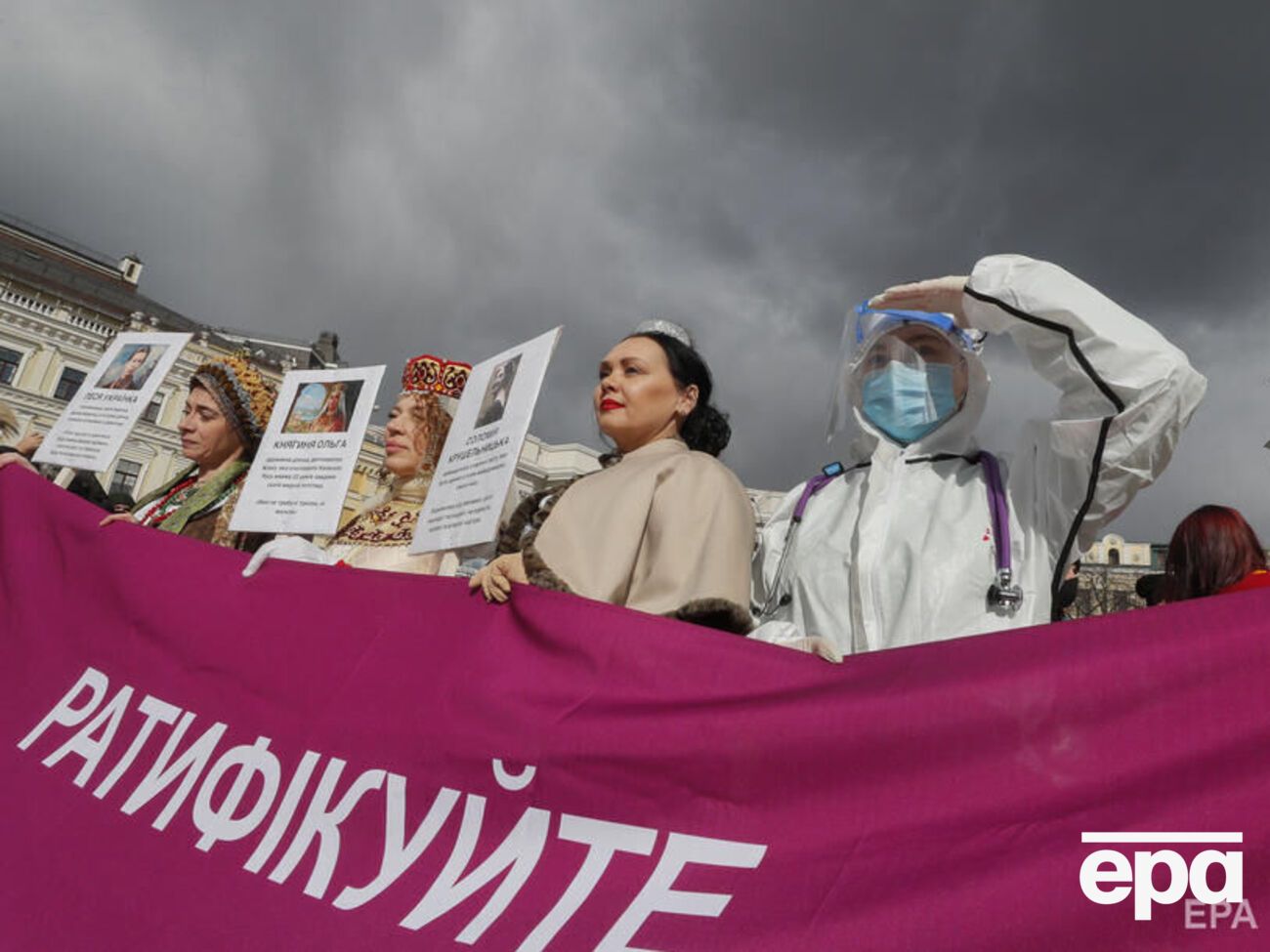 Україна підписала конвенцію у 2011 році, але не ратифікувала. Активісти неодноразово закликали прискорити цей процес