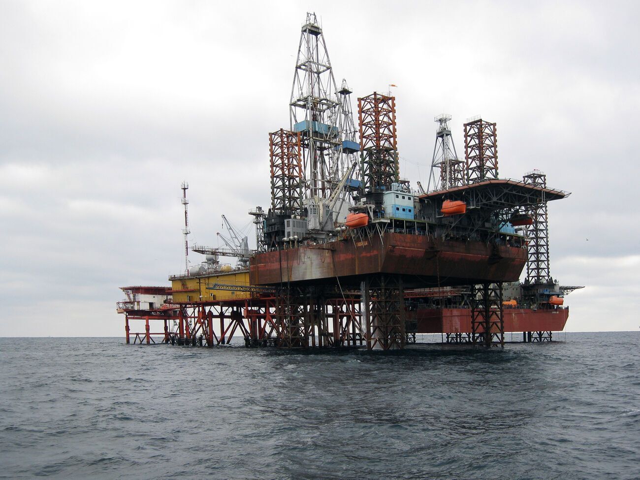 Украина нанесла удар по захваченным Россией в 2014-м вместе с Крымом "вышкам Бойко" на черноморском шельфе