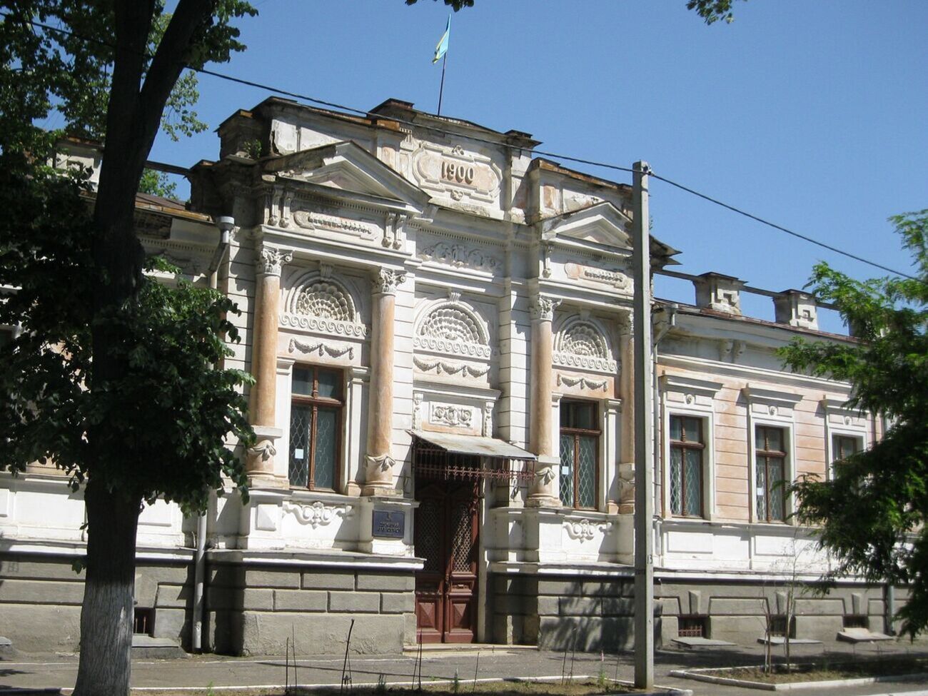 За даними поліції, з архіву окупанти винесли 15 коробок із документами