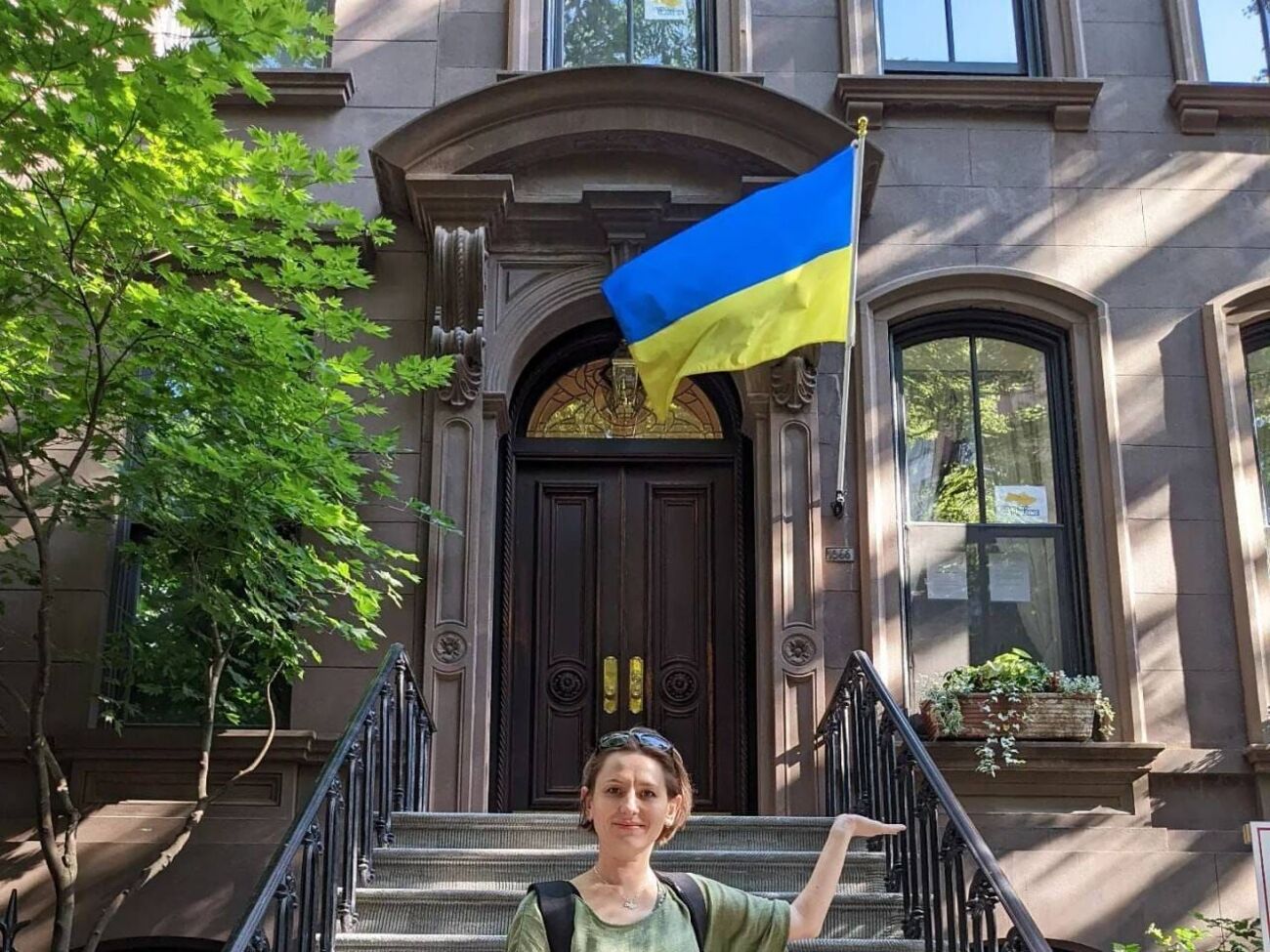 Проживающая в США украинка Марьяна Соха присоединилась к флешмобу, сделав фото возле дома Кэрри Брэдшоу на фоне украинского флага
