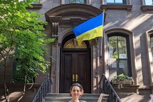 Проживающая в США украинка Марьяна Соха присоединилась к флешмобу, сделав фото возле дома Кэрри Брэдшоу на фоне украинского флага