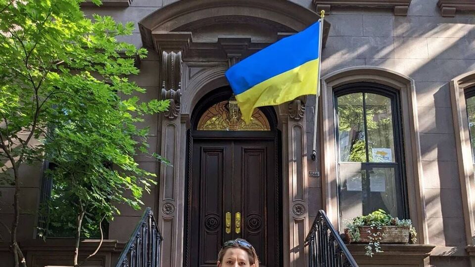Проживающая в США украинка Марьяна Соха присоединилась к флешмобу, сделав фото возле дома Кэрри Брэдшоу на фоне украинского флага