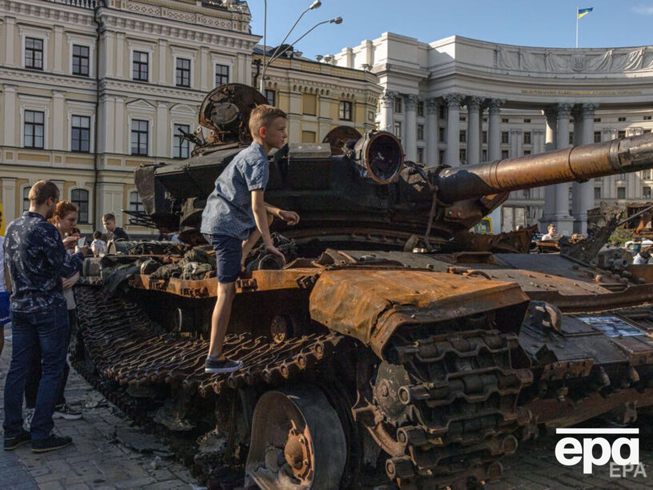 Выставка разбитой российской техники уже демонстрируется в центре Киева
