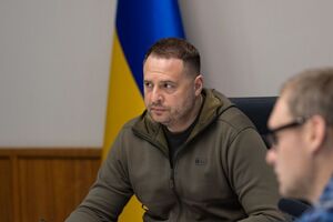 Сотрудничество между украинскими и западными военными вышло на необходимый уровень, брифинги проводятся еженедельно, сказал Ермак