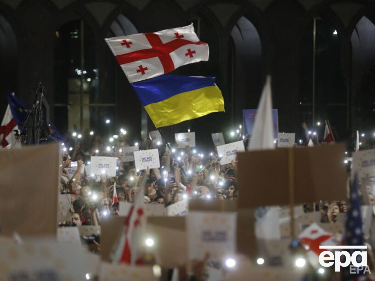 Митингующие пришли в том числе с флагами Украины