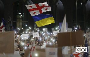 Митингующие пришли в том числе с флагами Украины