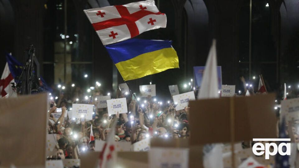 Мітингувальники прийшли, зокрема, із прапорами України