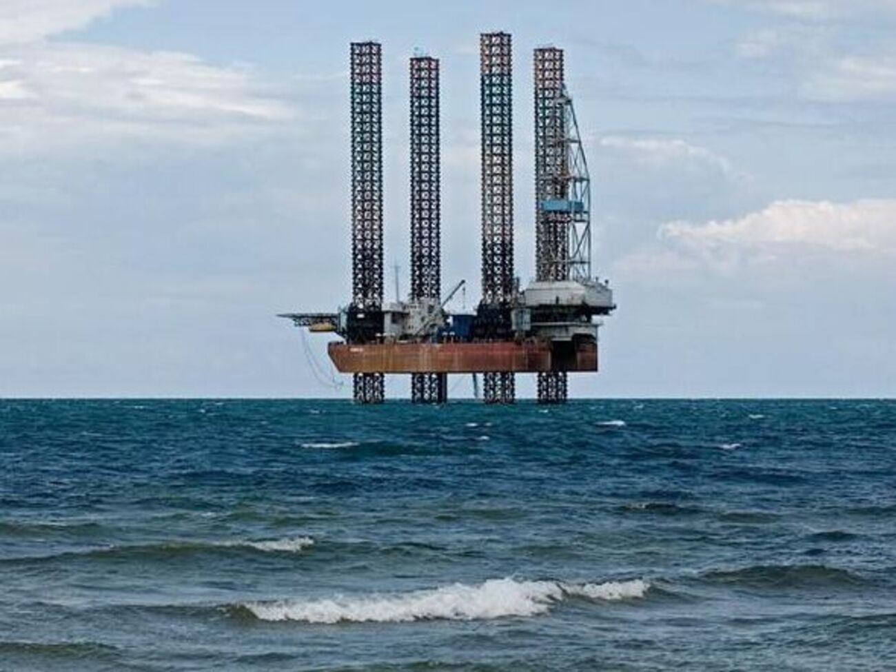 В результате обстрела, по неподтвержденным данным, горит буровая установка "Таврида"