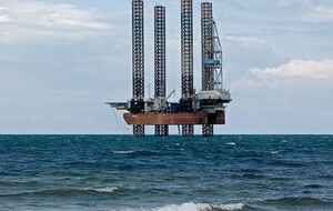 В результате обстрела, по неподтвержденным данным, горит буровая установка "Таврида"