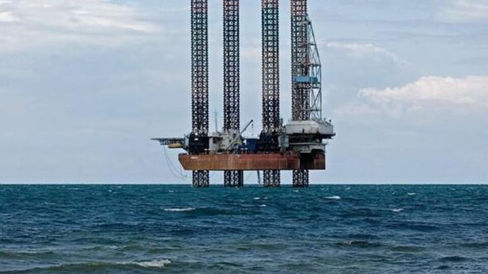 Унаслідок обстрілу, за непідтвердженими даними, горить бурова установка "Таврида"