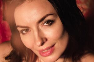 Мейхер позировала на обломке скалы