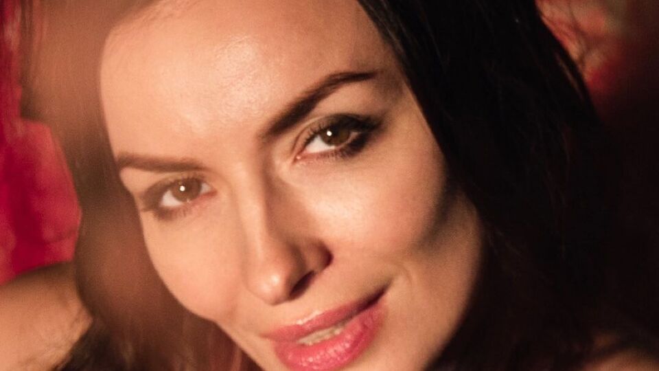 Мейхер позировала на обломке скалы
