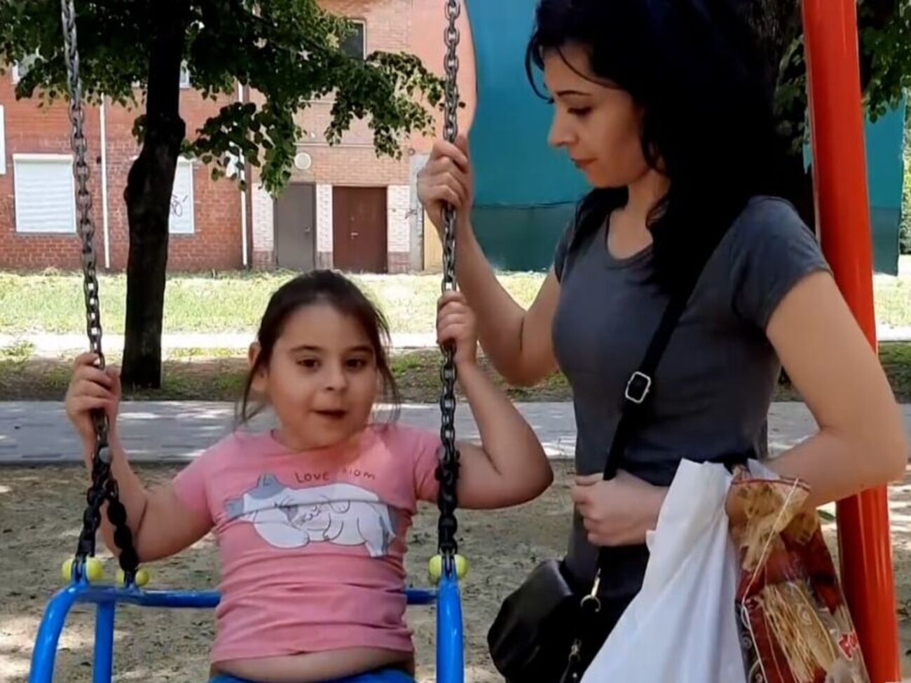 Після трьох-чотирьох місяців адаптації до слухових апаратів дівчинка зможе спочатку чути звуки, а потім повноцінно адаптуватися до навколишнього середовища