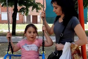 Після трьох-чотирьох місяців адаптації до слухових апаратів дівчинка зможе спочатку чути звуки, а потім повноцінно адаптуватися до навколишнього середовища