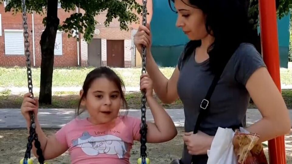 Після трьох-чотирьох місяців адаптації до слухових апаратів дівчинка зможе спочатку чути звуки, а потім повноцінно адаптуватися до навколишнього середовища