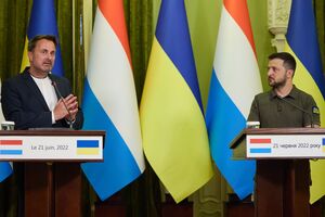 Зеленский (справа) поблагодарил Беттеля за "личную помощь"