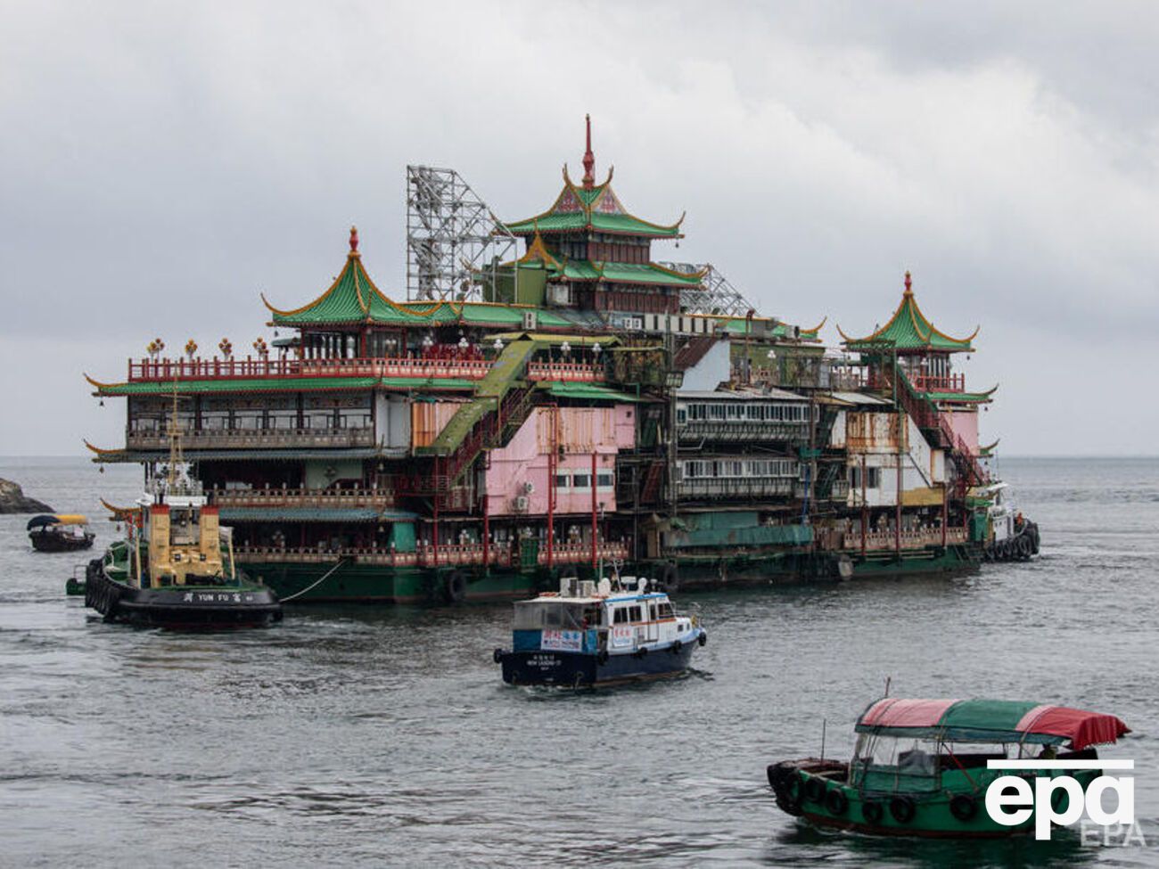 Плавучий ресторан Jumbo затонул из-за плохих погодных условий во время буксировки
