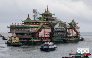 Плавучий ресторан Jumbo затонул из-за плохих погодных условий во время буксировки