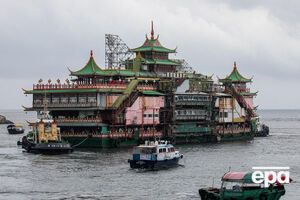 Плавучий ресторан Jumbo затонул из-за плохих погодных условий во время буксировки