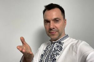 Арестович: Знаєте, яку фразу я найчастіше чув на вулиці? Вона дуже кумедно звучить: "Моя дружина без вас не спить"