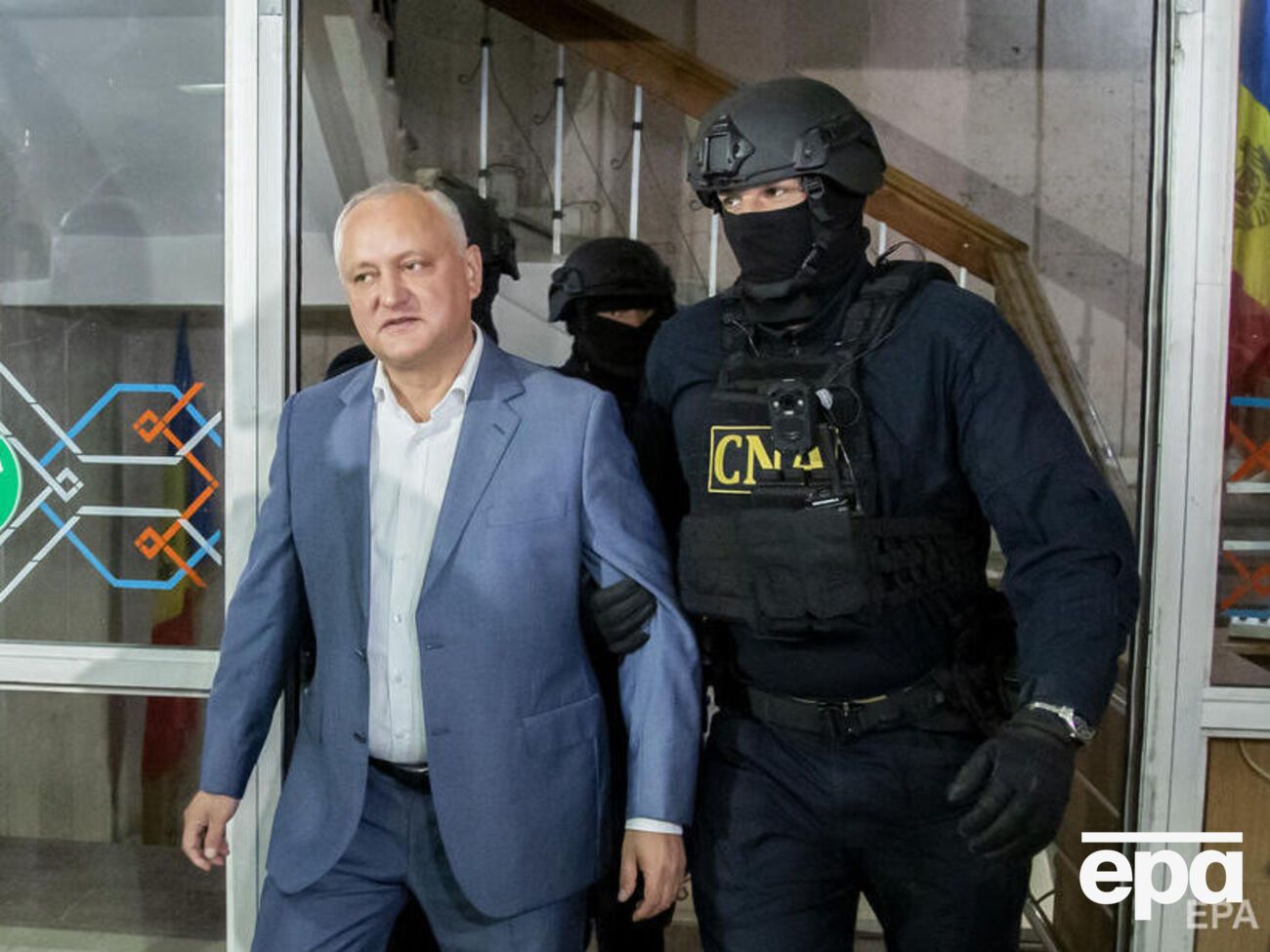 Додона підозрюють у корупції, держзраді та фінансуванні політичної партії злочинною організацією